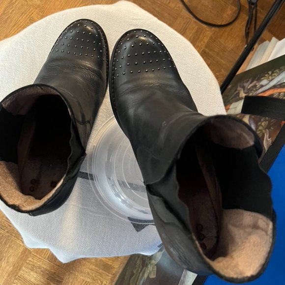 SOLD! Black leather booties, Size 9 - Picture 9 of 11